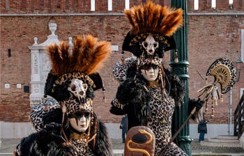 I figuranti del carnevale di Venezia davanti all'Arsenale di Venezia