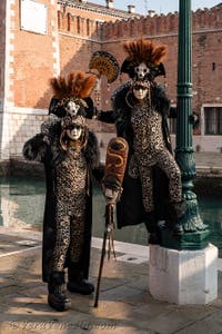 I figuranti del carnevale di Venezia davanti all'Arsenale di Venezia