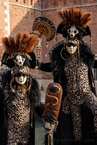 I figuranti del carnevale di Venezia davanti all'Arsenale di Venezia