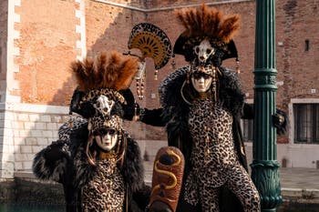 I figuranti del carnevale di Venezia davanti all'Arsenale di Venezia