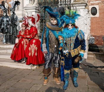 I figuranti del carnevale di Venezia davanti all'Arsenale di Venezia