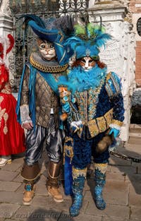 I figuranti del carnevale di Venezia davanti all'Arsenale di Venezia