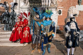 I figuranti del carnevale di Venezia davanti all'Arsenale di Venezia