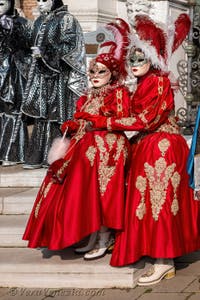 I figuranti del carnevale di Venezia davanti all'Arsenale di Venezia