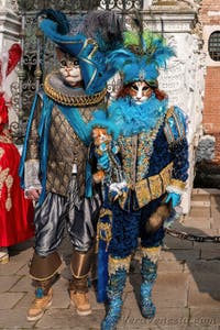 I figuranti del carnevale di Venezia davanti all'Arsenale di Venezia