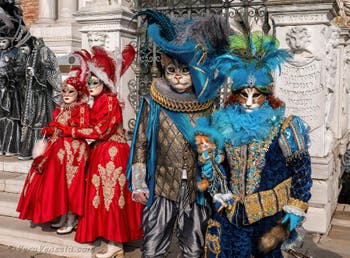 I figuranti del carnevale di Venezia davanti all'Arsenale di Venezia