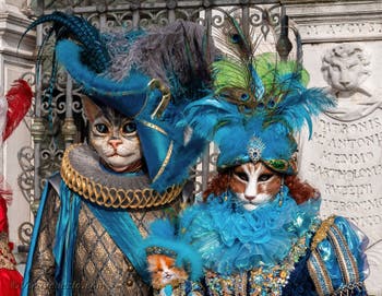 I figuranti del carnevale di Venezia davanti all'Arsenale di Venezia