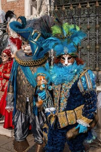 I figuranti del carnevale di Venezia davanti all'Arsenale di Venezia