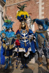 I figuranti del carnevale di Venezia davanti all'Arsenale di Venezia