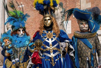 I figuranti del carnevale di Venezia davanti all'Arsenale di Venezia