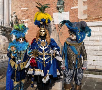 I figuranti del carnevale di Venezia davanti all'Arsenale di Venezia