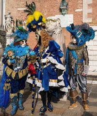 I figuranti del carnevale di Venezia davanti all'Arsenale di Venezia