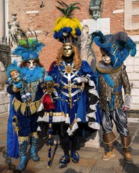 I figuranti del carnevale di Venezia davanti all'Arsenale di Venezia