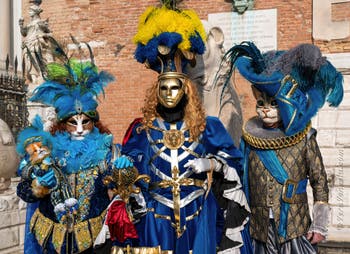 I figuranti del carnevale di Venezia davanti all'Arsenale di Venezia