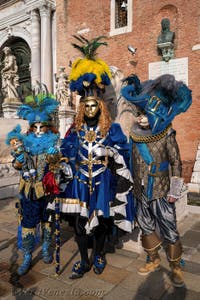 I figuranti del carnevale di Venezia davanti all'Arsenale di Venezia