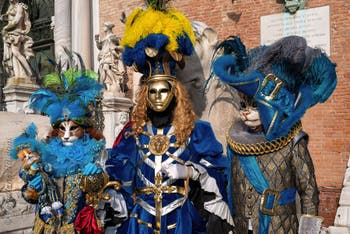 I figuranti del carnevale di Venezia davanti all'Arsenale di Venezia