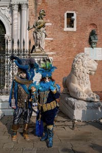 I figuranti del carnevale di Venezia davanti all'Arsenale di Venezia