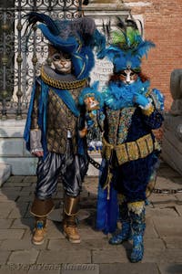 I figuranti del carnevale di Venezia davanti all'Arsenale di Venezia