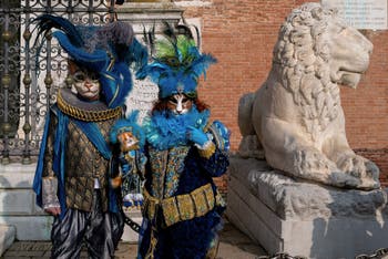 I figuranti del carnevale di Venezia davanti all'Arsenale di Venezia