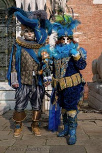 I figuranti del carnevale di Venezia davanti all'Arsenale di Venezia