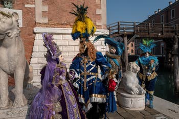 I figuranti del carnevale di Venezia davanti all'Arsenale di Venezia