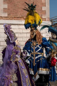 I figuranti del carnevale di Venezia davanti all'Arsenale di Venezia