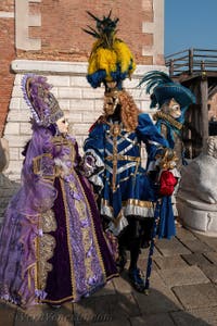 I figuranti del carnevale di Venezia davanti all'Arsenale di Venezia