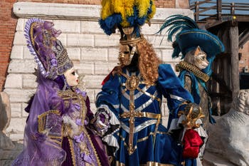 I figuranti del carnevale di Venezia davanti all'Arsenale di Venezia