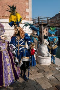 I figuranti del carnevale di Venezia davanti all'Arsenale di Venezia