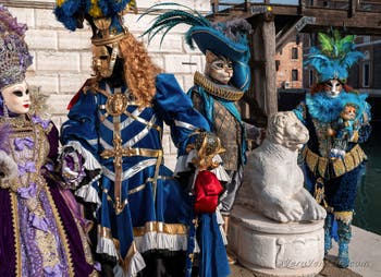 I figuranti del carnevale di Venezia davanti all'Arsenale di Venezia