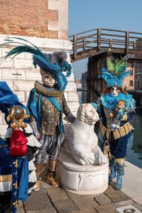 I figuranti del carnevale di Venezia davanti all'Arsenale di Venezia