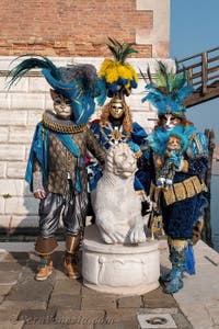 I figuranti del carnevale di Venezia davanti all'Arsenale di Venezia