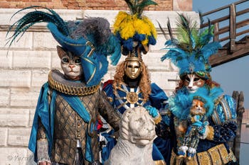 I figuranti del carnevale di Venezia davanti all'Arsenale di Venezia