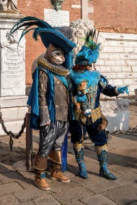 I figuranti del carnevale di Venezia davanti all'Arsenale di Venezia