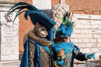 I figuranti del carnevale di Venezia davanti all'Arsenale di Venezia