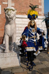 I figuranti del carnevale di Venezia davanti all'Arsenale di Venezia