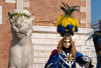 I figuranti del carnevale di Venezia davanti all'Arsenale di Venezia