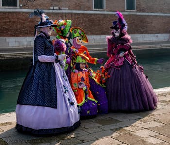 I figuranti del carnevale di Venezia davanti all'Arsenale di Venezia