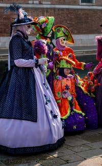 I figuranti del carnevale di Venezia davanti all'Arsenale di Venezia