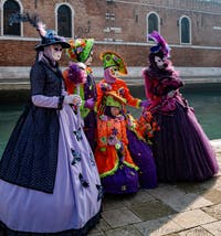 I figuranti del carnevale di Venezia davanti all'Arsenale di Venezia