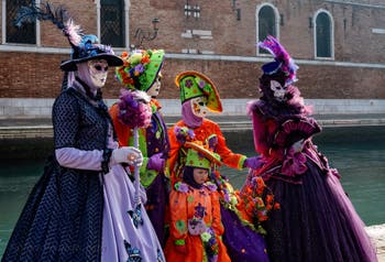 I figuranti del carnevale di Venezia davanti all'Arsenale di Venezia