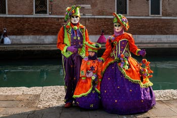 I figuranti del carnevale di Venezia davanti all'Arsenale di Venezia