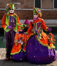 I figuranti del carnevale di Venezia davanti all'Arsenale di Venezia