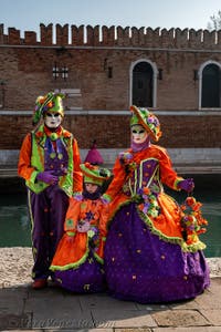 I figuranti del carnevale di Venezia davanti all'Arsenale di Venezia