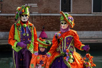 I figuranti del carnevale di Venezia davanti all'Arsenale di Venezia