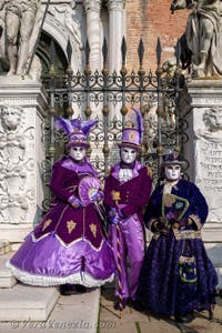 I figuranti del carnevale di Venezia davanti all'Arsenale di Venezia