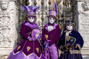 I figuranti del carnevale di Venezia davanti all'Arsenale di Venezia