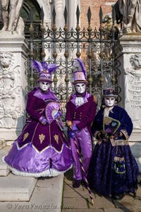 I figuranti del carnevale di Venezia davanti all'Arsenale di Venezia