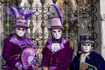 I figuranti del carnevale di Venezia davanti all'Arsenale di Venezia