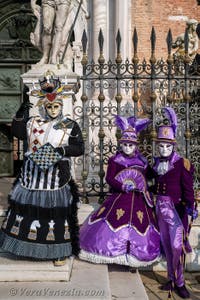 I figuranti del carnevale di Venezia davanti all'Arsenale di Venezia